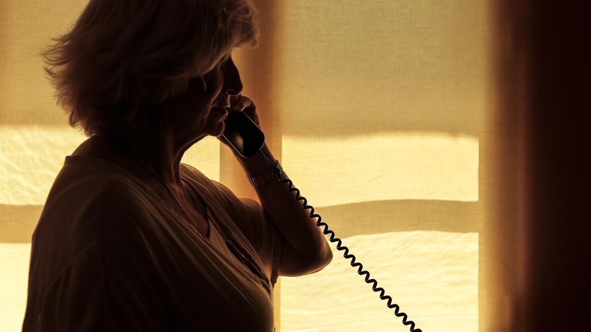 Una mujer habla por un terminal de telefonía fija