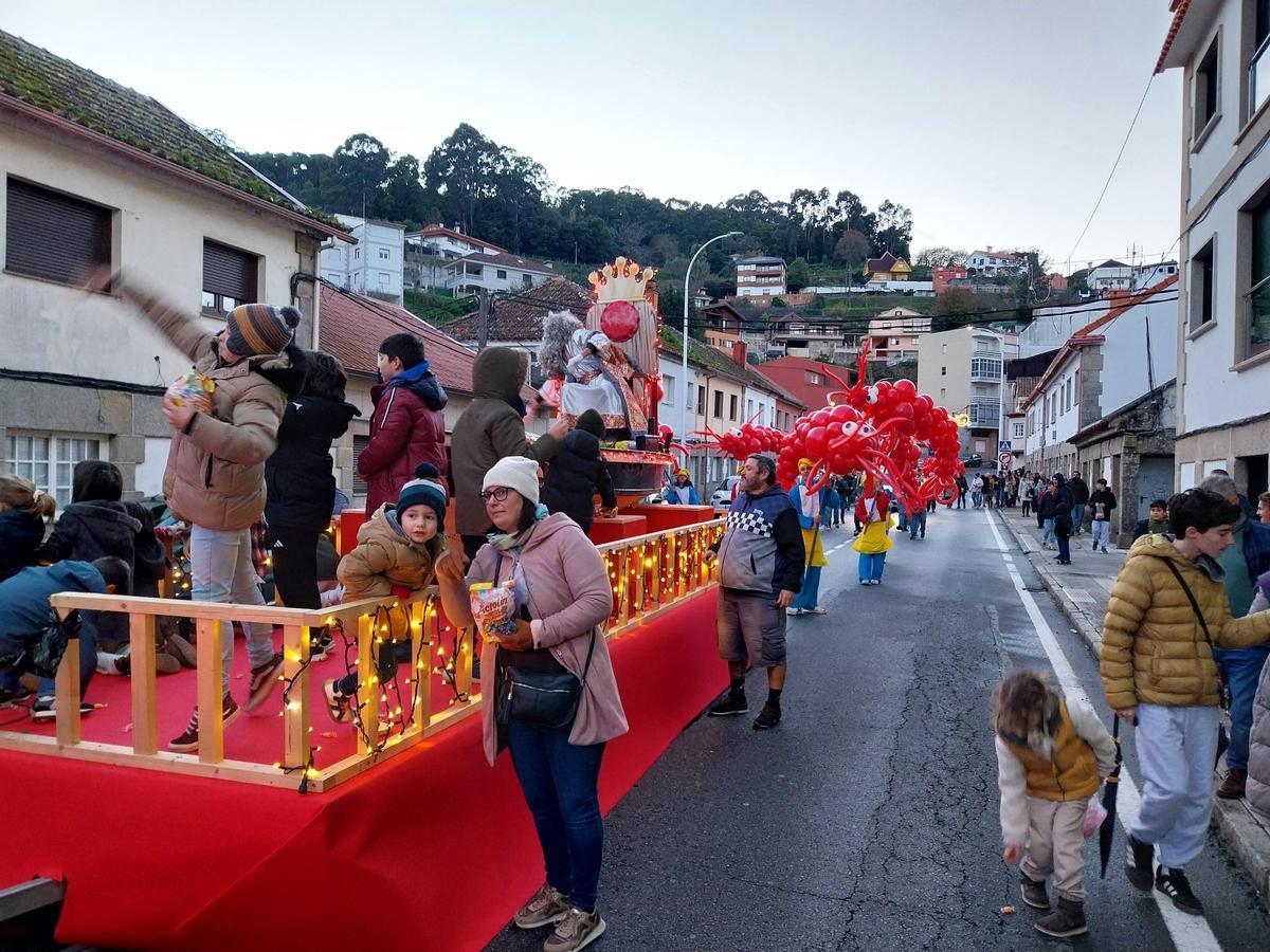 La cabalgata de los Reyes Magos por Bueu a bordo de barcos tradicionales