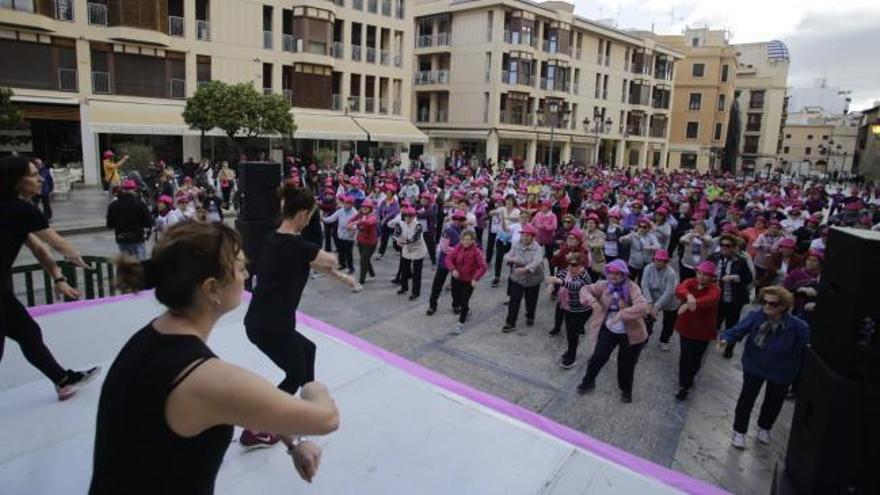 Elche celebra una exhibición de gimnasia en la plaza del Congreso Eucarístico por el 8 de marzo