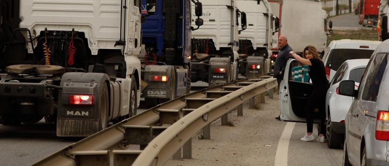 Transportistas en huelga colapsando la autovía a su paso por Murcia.