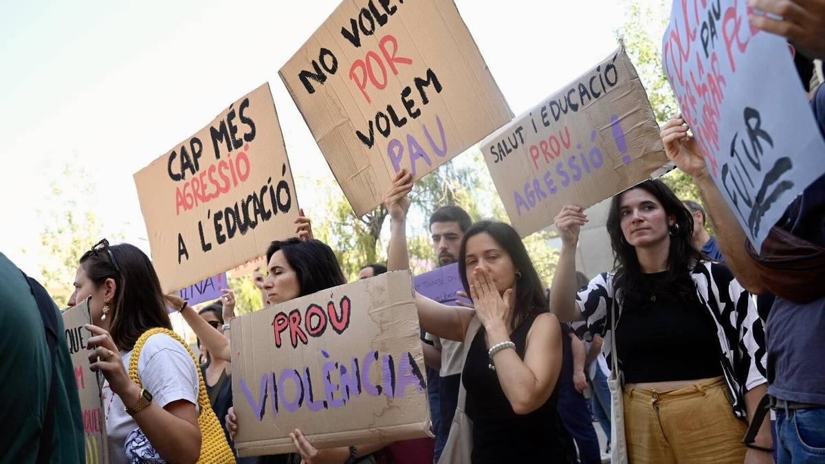 Profesores muestran pancartas contra la violencia en el instituto escuela La Mina, en Sant Adrià de Besòs. Profesores muestran pancartas contra la violencia en el instituto escuela La Mina, en Sant Adrià de Besòs.