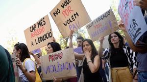 Profesores muestran pancartas contra la violencia en el instituto escuela La Mina, en Sant Adrià de Besòs.