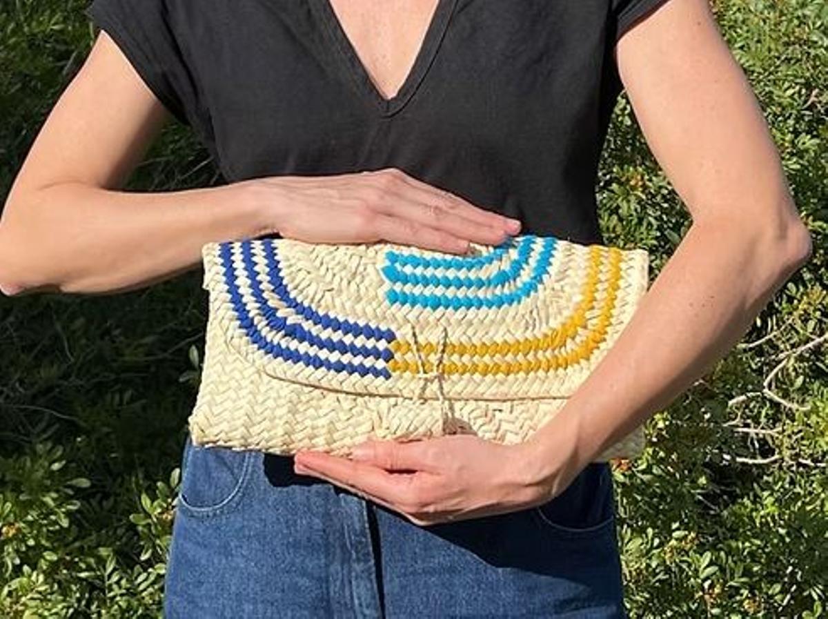 Die aus Palmwedeln geflochtene Clutch Cala Brava von Antic Mallorca - einer der 18 Kunsthandwerkerinnen der neuen Marke.