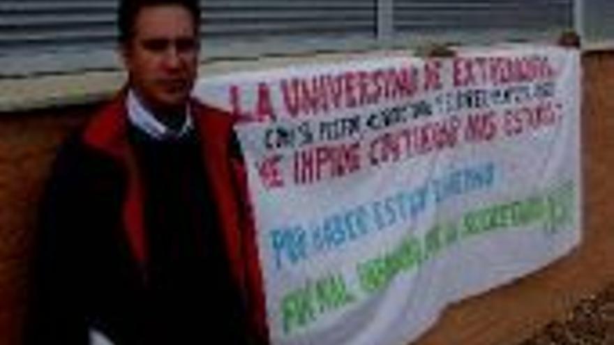 Protesta para reclamar que le dejen estudiar enfermería en la Uex