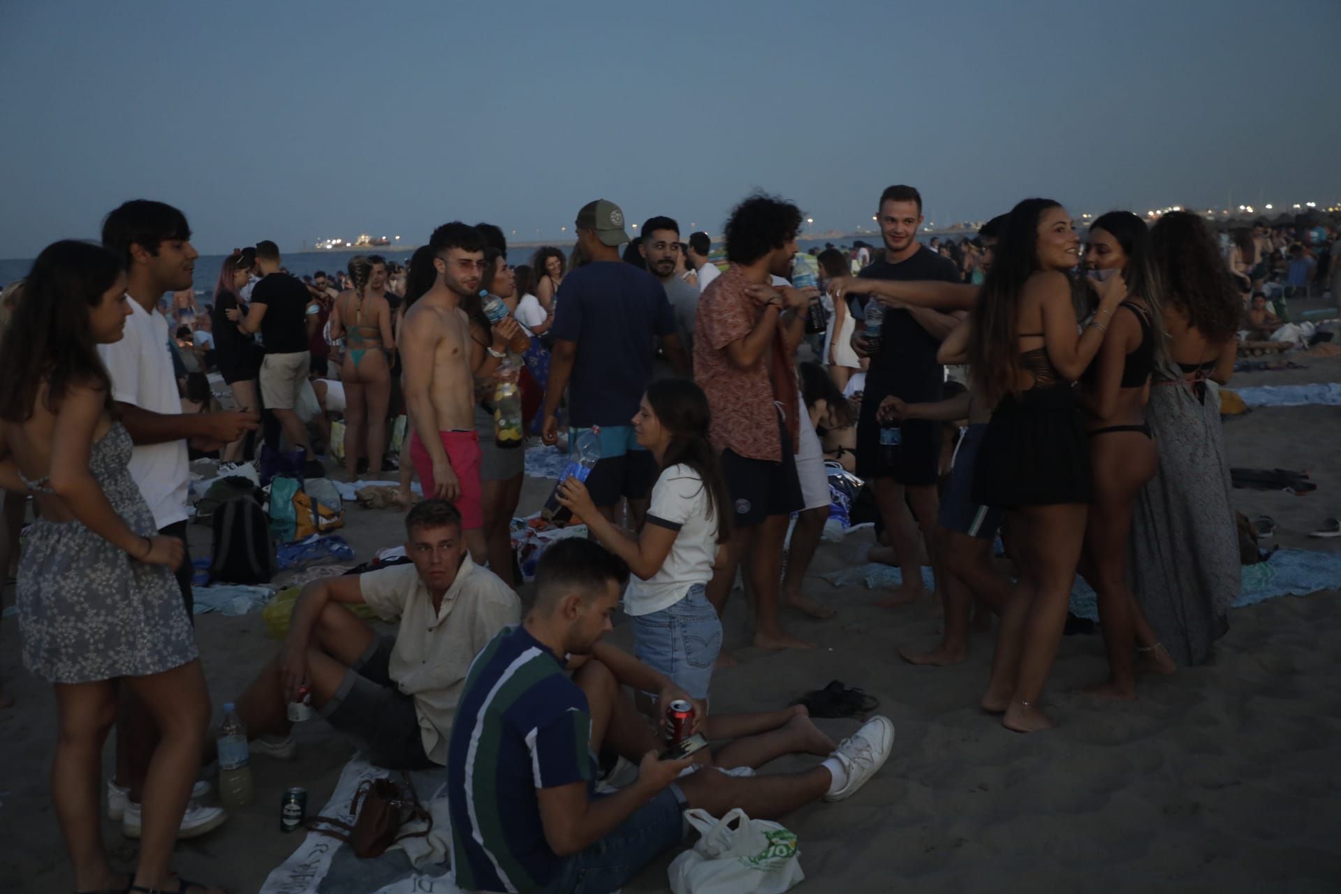 València inunda sus playas en el primer San Juan poscovid