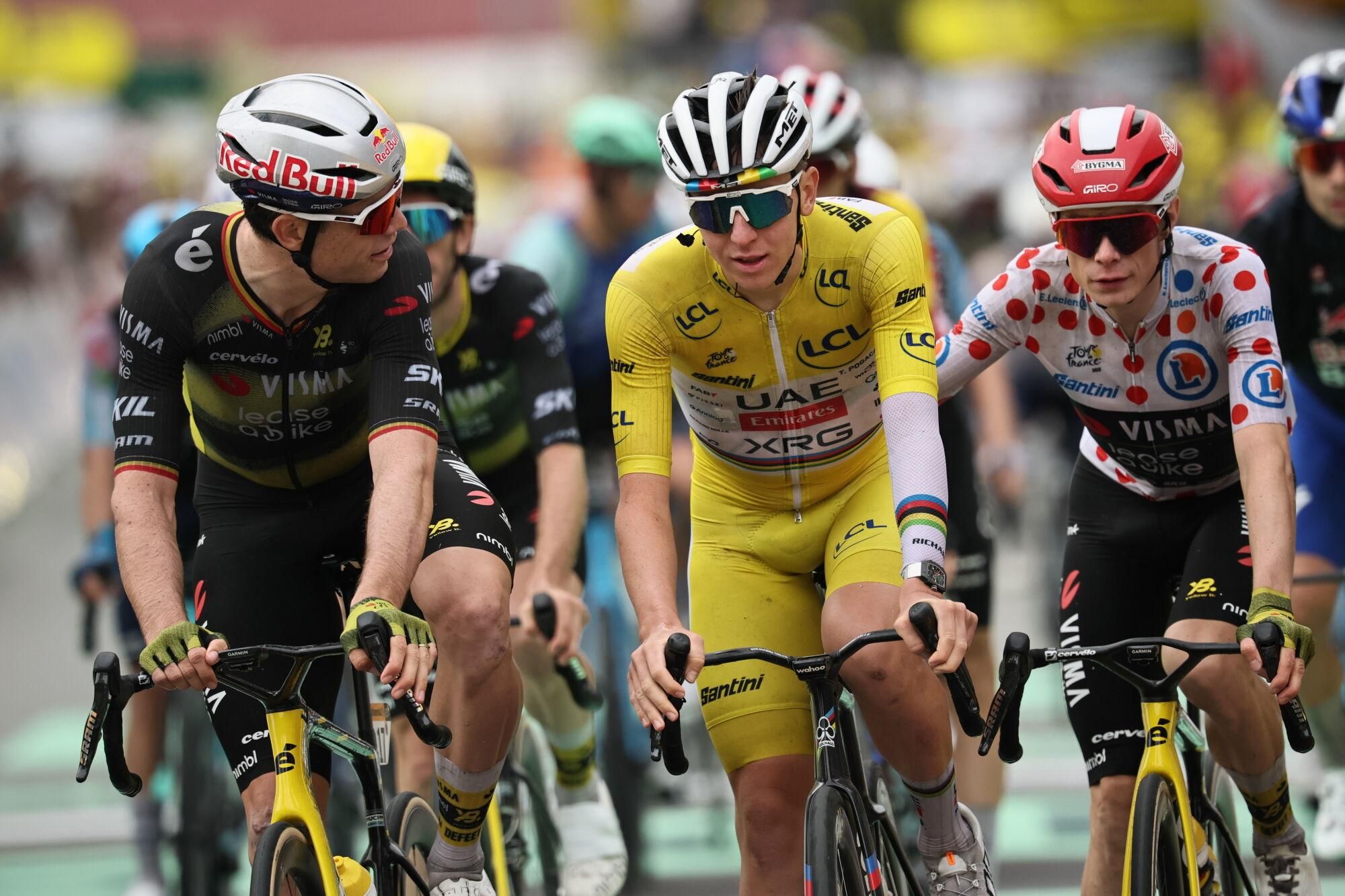 (France), 26/07/2025.- (L-R) Belgian rider Wout Van Aert of Team Visma-Lease a Bike, Slovenian rider Tadej Pogacar of UAE Team Emirates, and Danish rider Jonas Vingegaard of Team Visma-Lease a Bike in action during the 20th stage of the Tour de France cycling race over 184.2km from Nantua to Pontarlier, France, 26 July 2025. (Ciclismo, Francia) EFE/EPA/CHRISTOPHE PETIT TESSON