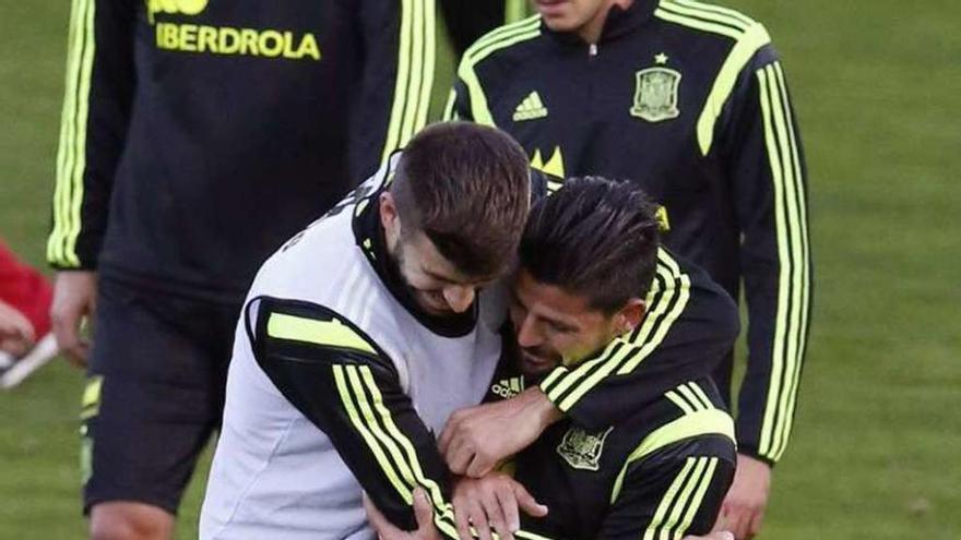 Piqué y Nolito bromean en Las Rozas. // Alberto Martín