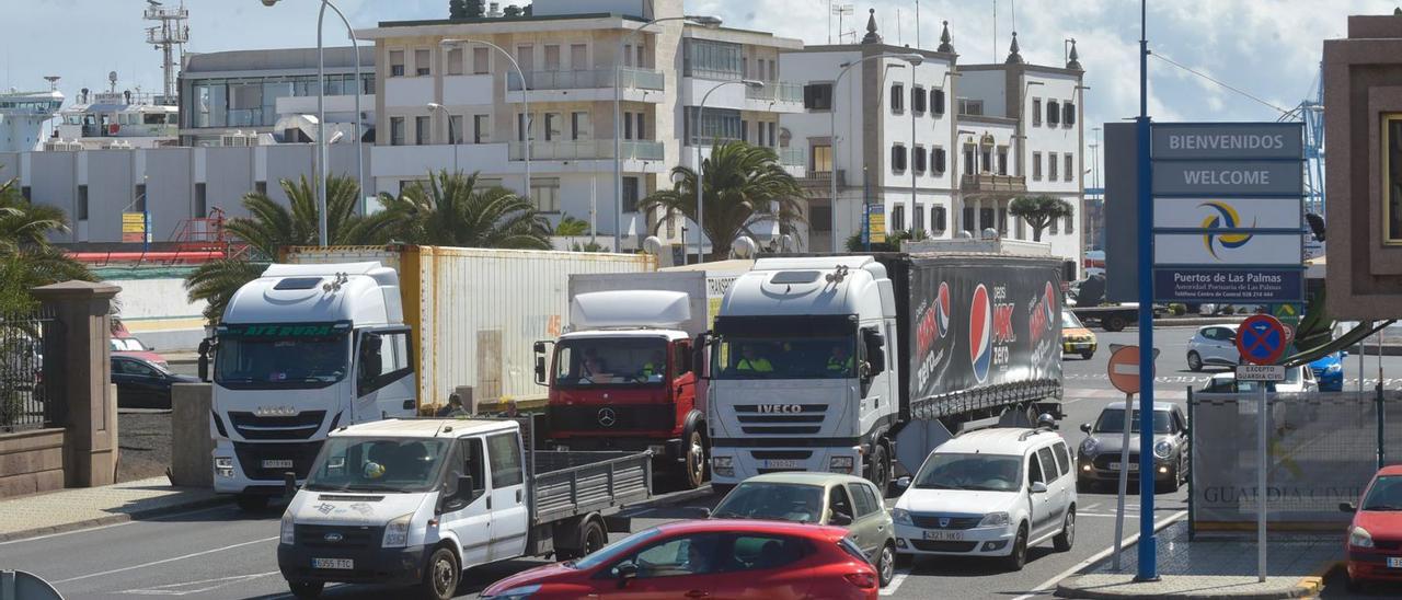 Varios camiones esperan su turno en el control de salida del puerto de La Luz, en la rotonda de Belén María. |
