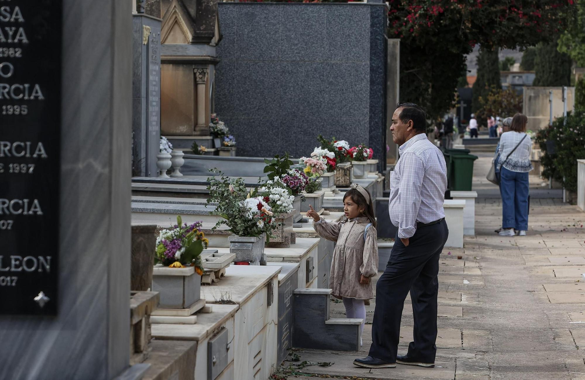 Cementerio de Alicante el día de Todos los Santos