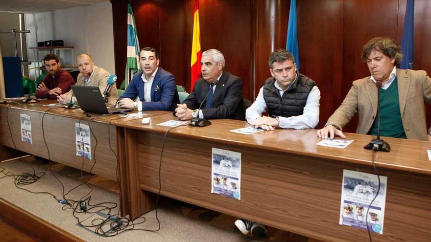 Por la izquierda, Diego Junquera, Secundino González, Pedro Muñiz, Joaquín Sagués, Arturo y Mino, en la presentación del campus en Gijón.