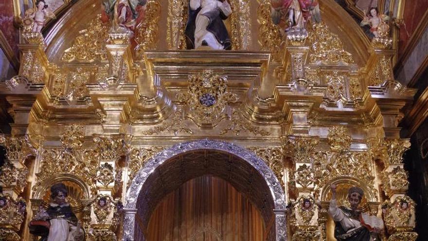 Semana Santa de Málaga 2026 | Fotos de la ofrenda de la Armada a la Virgen de la Soledad de Mena