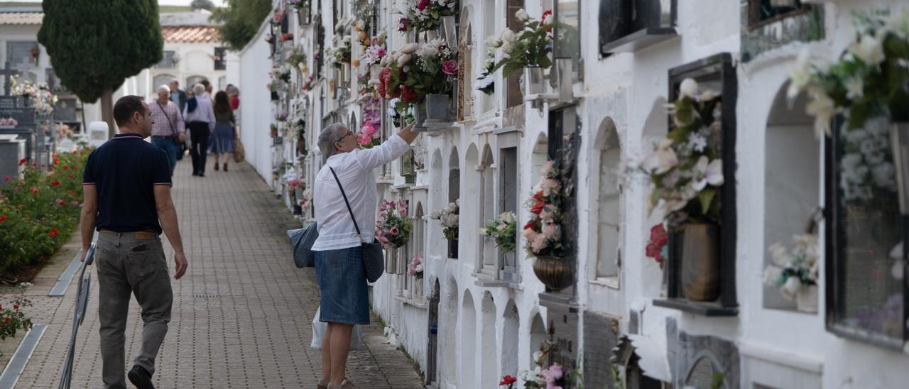 Los ciudadanos visitan a sus difuntos en el cementerio viejo, o de San Juan.