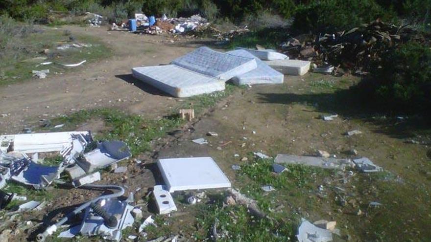 Colchones, escombros y basura detrás de los locales municipales de Port des Torrent en una foto de archivo.