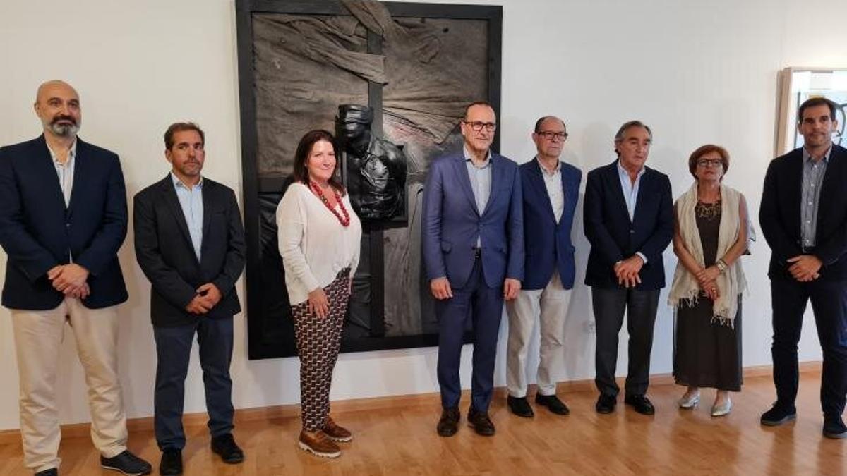 La muestra ‘Pintura y negro’, que repasa la trayectoria de Rafael Canogar, ha sido inaugurada este jueves en las Bodegas ENATE