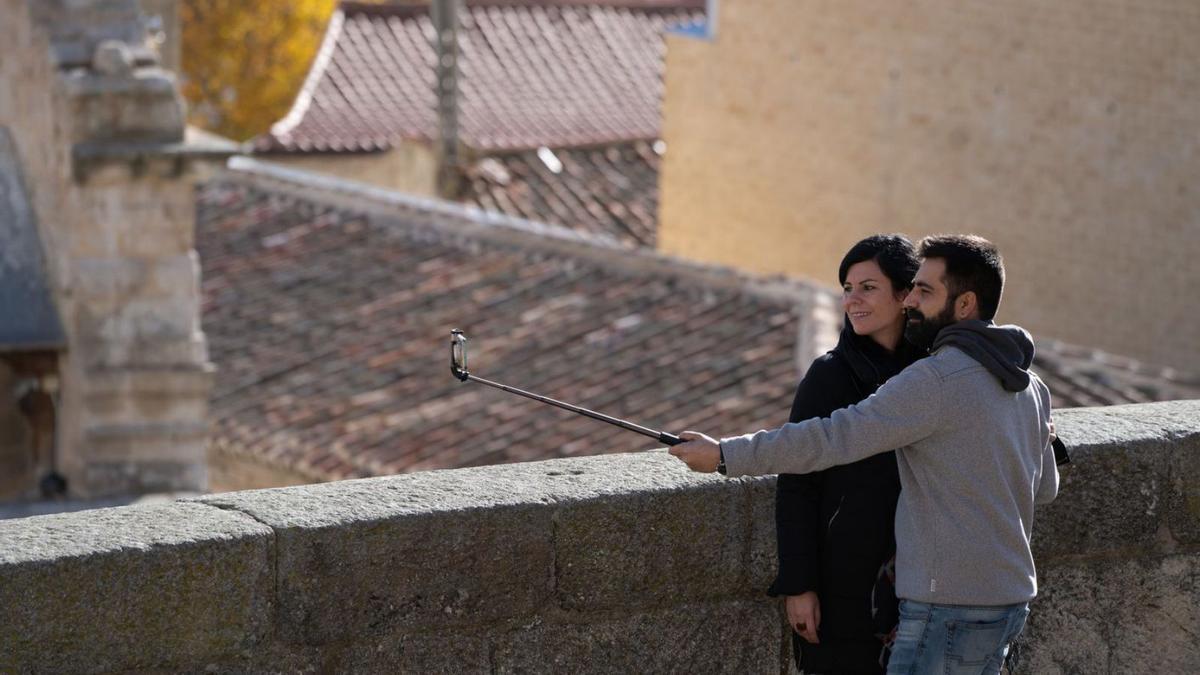 Dos personas se fotografían en una zona del casco antiguo. | Emilio Fraile