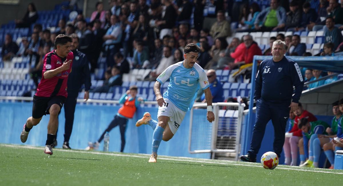 Joselillo avanza con el balón en el partido contra el CD Pozoblanco.