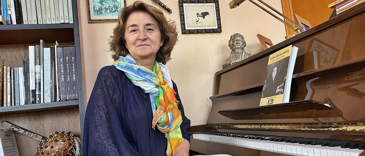 Carmen Losada, junto al piano en su casa de Teis.  | // PABLO HERNÁNDEZ