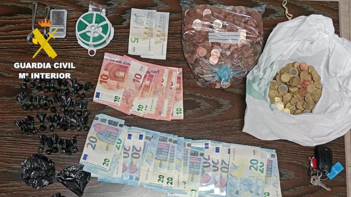 Imagen de algunos de los efectos aprehendidos en el operativo por la Guardia Civil.
