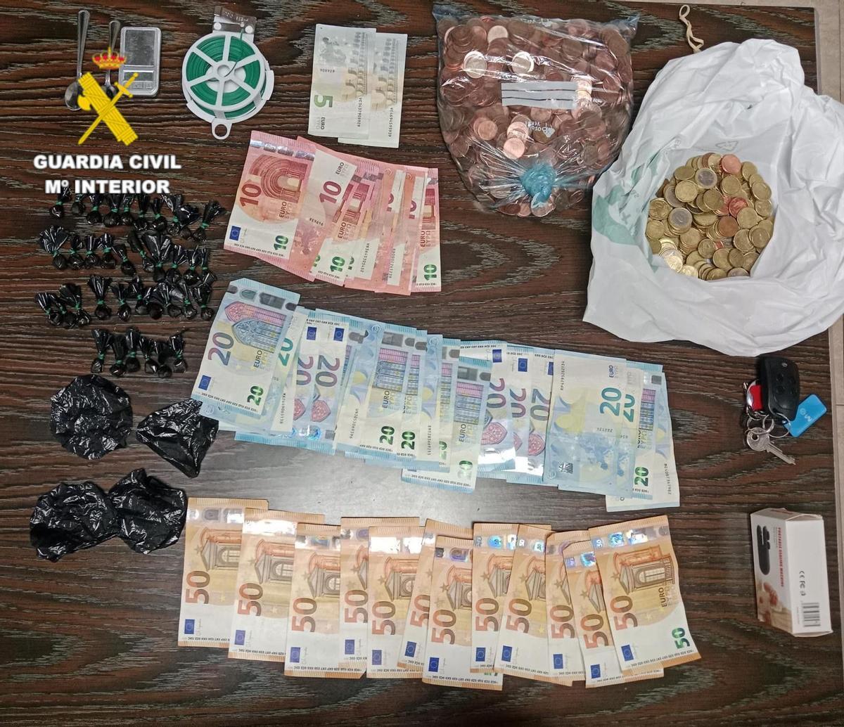 Imagen de algunos de los efectos aprehendidos en el operativo por la Guardia Civil.