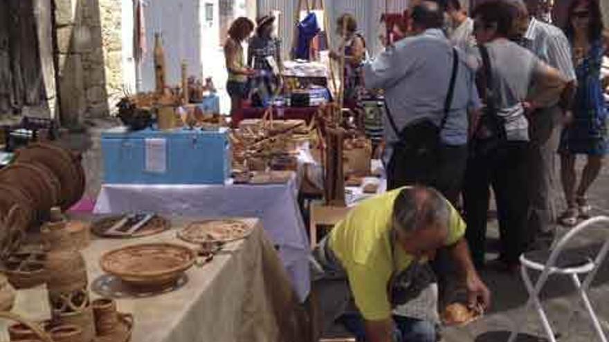 Alta participación en la feria de artesanía de Mombuey