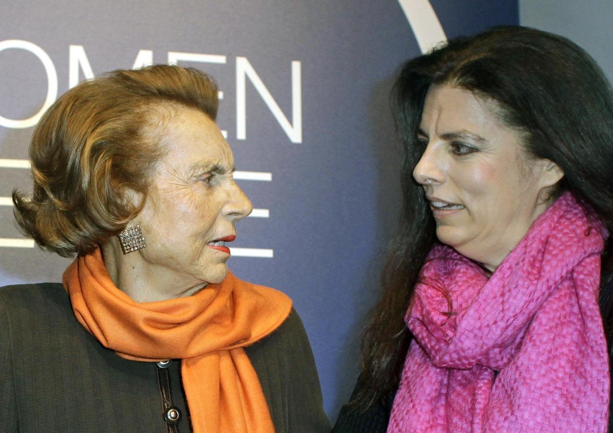 Liliane Bettencourt y su hija Françoise Meyers-Bettencourt, en una imagen de archivo.