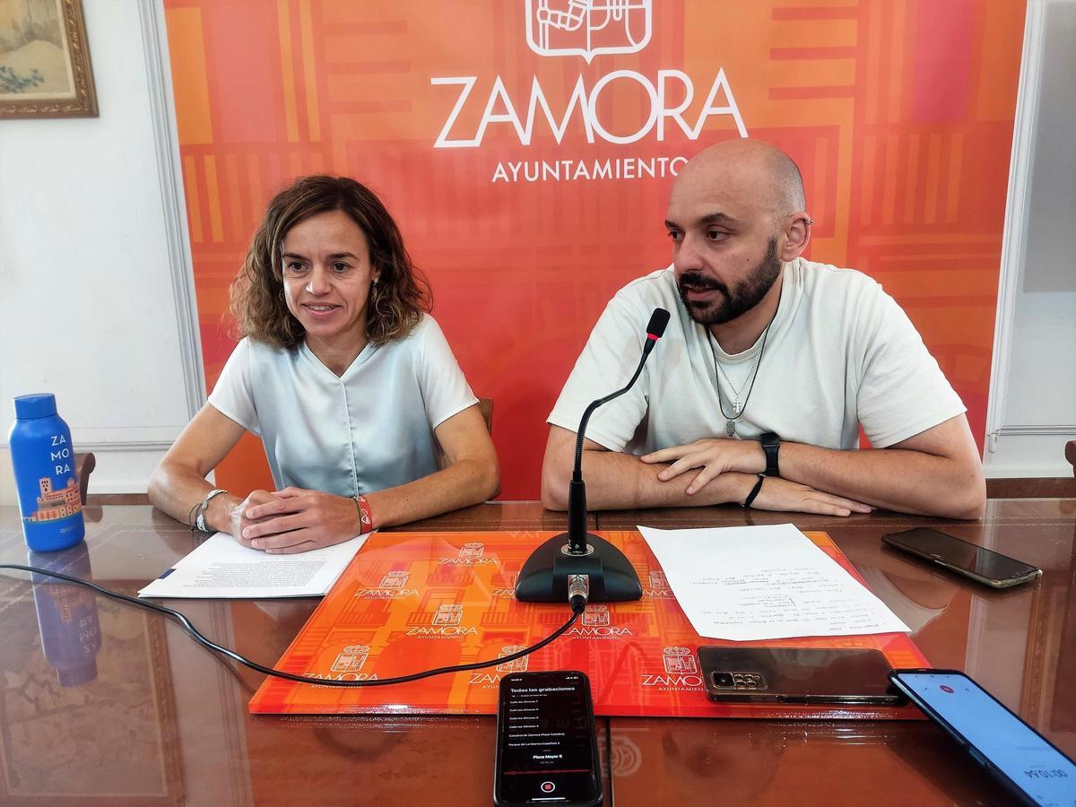 Cristina Vaquero y Manuel Alexander Alonso presentan el programa municipal de ejercicio físico contra la obesidad infantil.