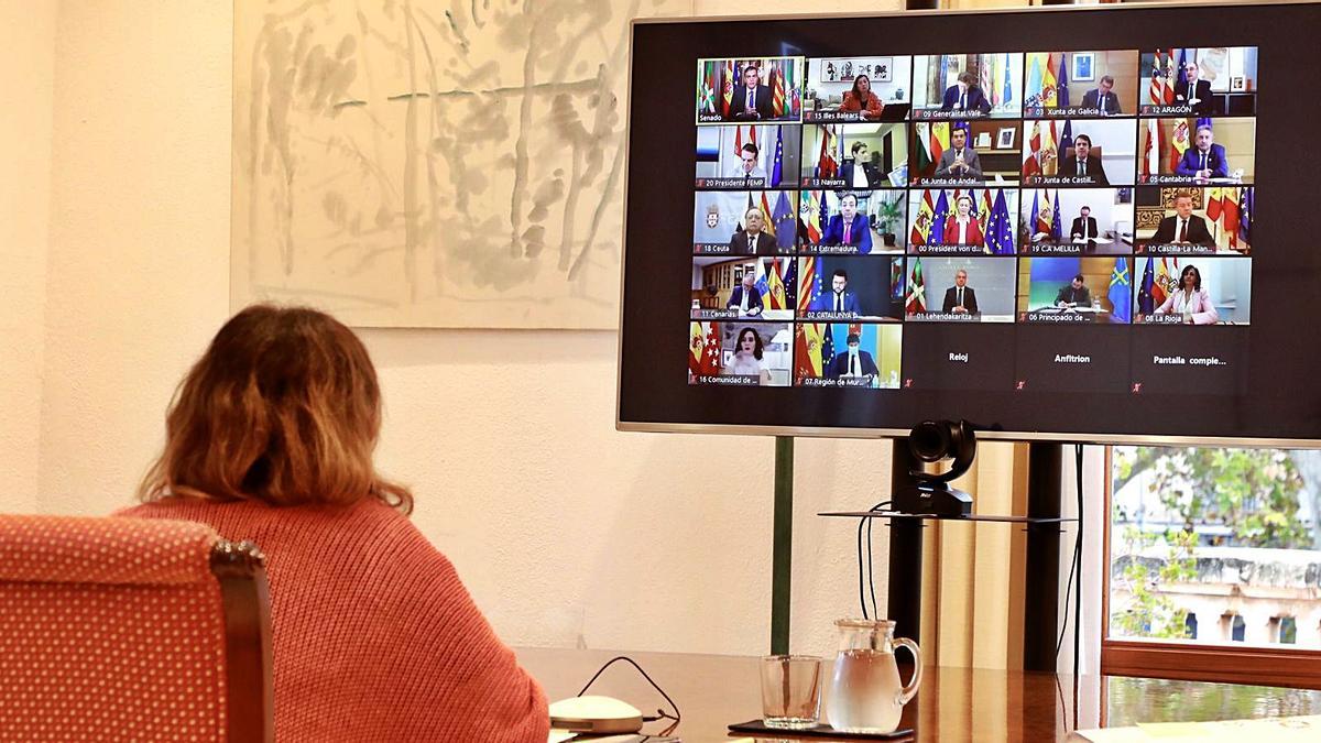 Armengol siguiendo la reunión por videoconferencia con el resto de presidentes autonómicos, Sánchez y Von der Leyen.