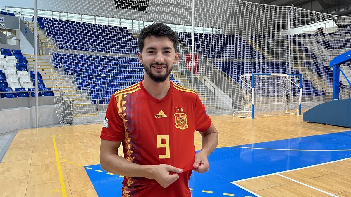 Gordillo posa en Son Moix con la camiseta de la selección española.