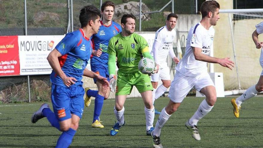 El portero Berto, que deja Os Carrís tras cinco temporadas, se dispone a sacar en largo. // I. Osorio