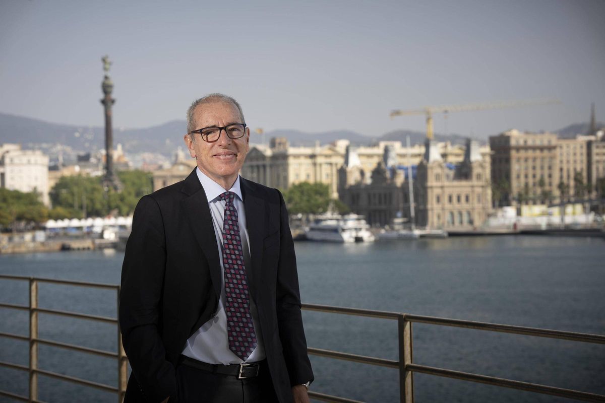 El presidente del Port de Barcelona, José Alberto Carbonell, en una de las terrazas del World Trade Center desde donde se ve el Portal de la Pau todavía en obras, futura sede corporativa de la autoridad portuaria.