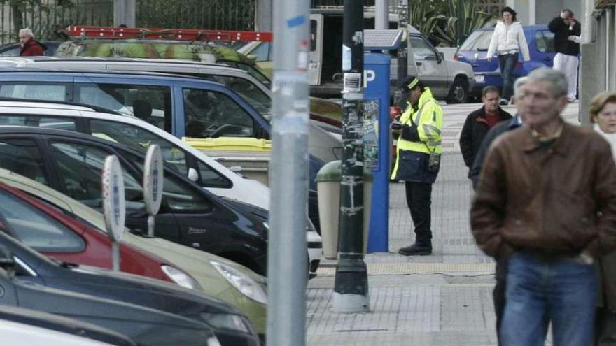 Vehículos estacionados en la zona ORA, en Zalaeta.