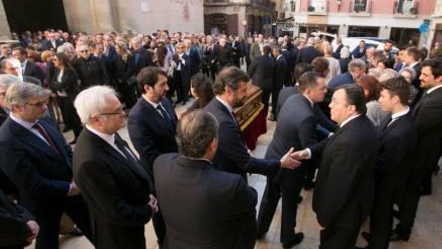 La familia recibe las condolencias en la plaza de la Concatedral.