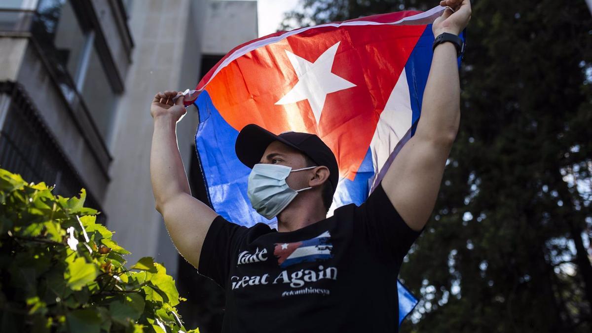 Un hombre ondea una bandera cubana durante las protestas del pasado 11 de julio.