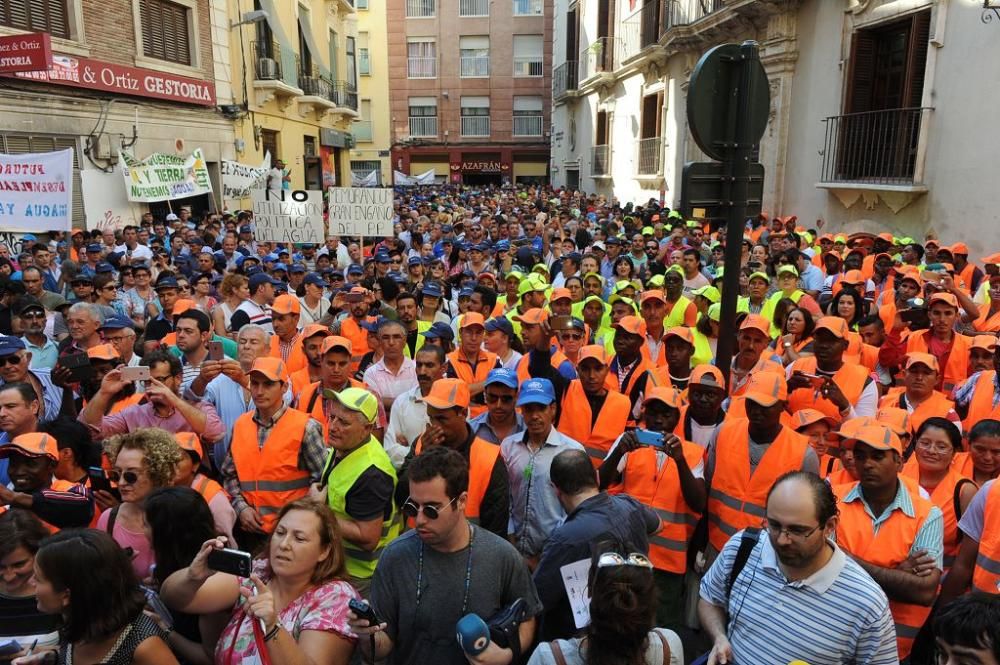 Gran protesta de los agricultores frente a la CHS