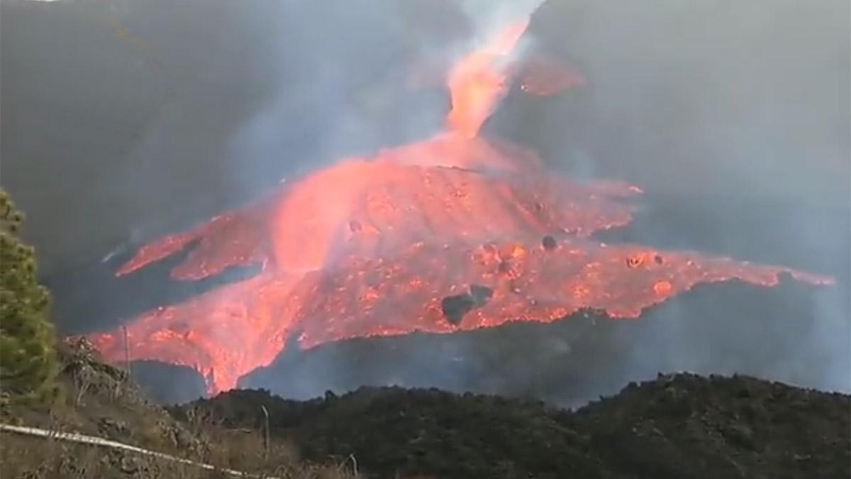 Desborde de la colada de lava en el cono principal del volcán de La Palma