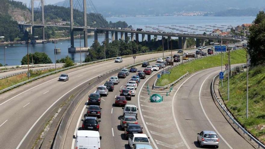 El intenso tráfico hacia O Morrazo provocó el viernes colas en la AP-9 y el puente de Rande.