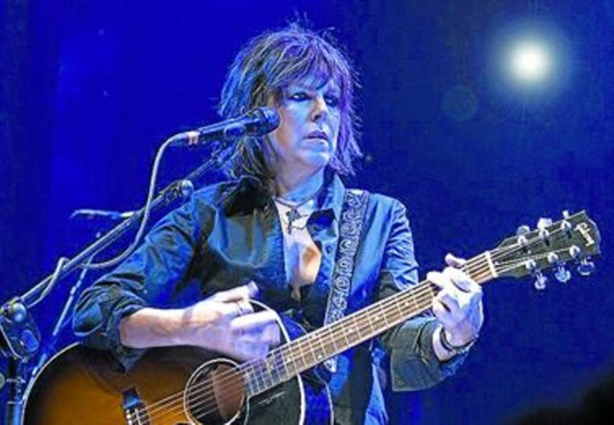 Lucinda Williams, en un moment de la seva actuació, dilluns, a l’Apolo. Lucinda Williams, en un moment de la seva actuació, dilluns, a l’Apolo.