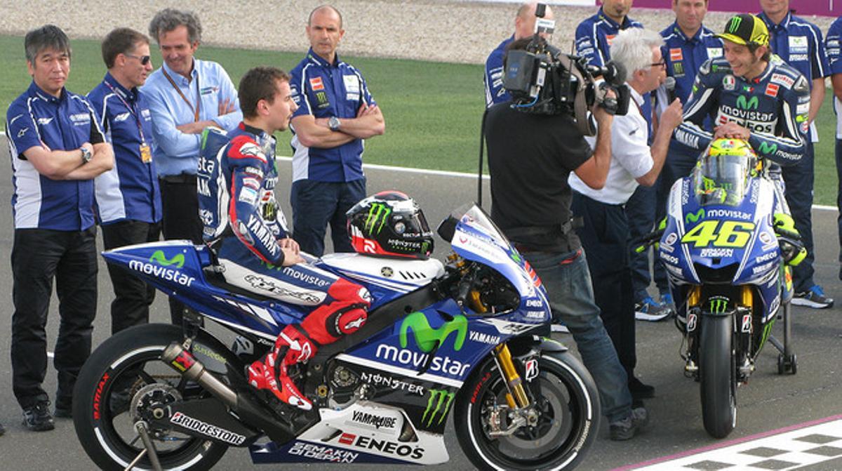 Jorge Lorenzo (esquerra) i Valentino Rossi, durant l’acte de Movistar al circuit de Doha, escenari del GP de Qatar. Jorge Lorenzo (esquerra) i Valentino Rossi, durant l’acte de Movistar al circuit de Doha, escenari del GP de Qatar.