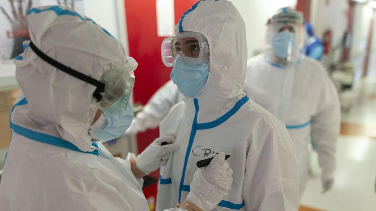 Profesionales sanitarios en la planta covid del Hospital Santa Lucía de Cartagena en una de las últimas olas. | IVAN URQUIZAR