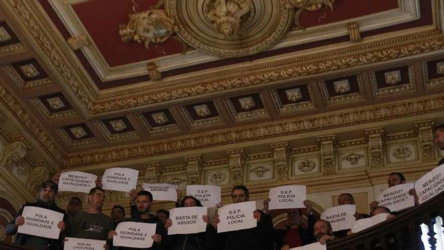 Protesta de un grupo de policías locales en el debate sobre la problemática denunciada. // Jesús Regal