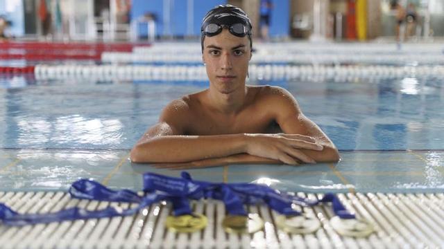 Marco Martínez, en la piscina de la Urbanización Mediterráneo con las medallas del último Nacional. | IVÁN URQUÍZAR