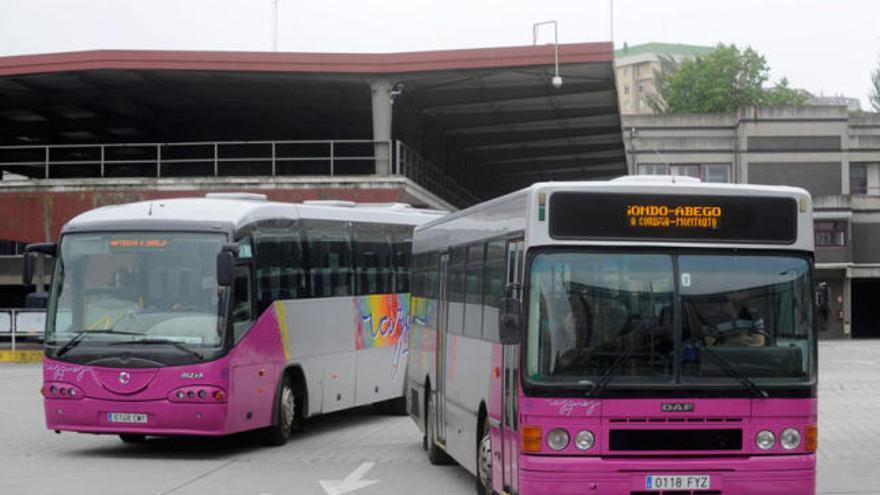 Transporte metropolitano de la empresa Vázquez en la estación de autobuses.