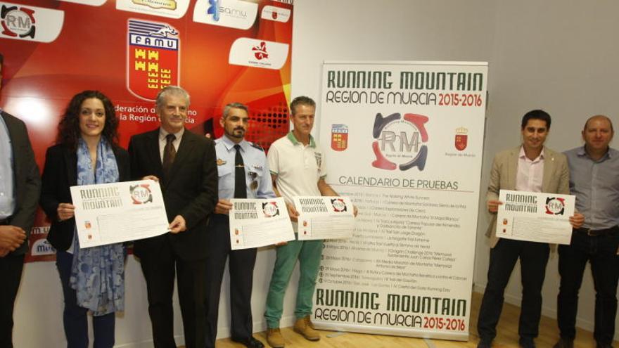 Los directores generales de Mujer y Deporte, Barquero y Gómez López, y el presidente de la Federación, ayer con varios organizadores.