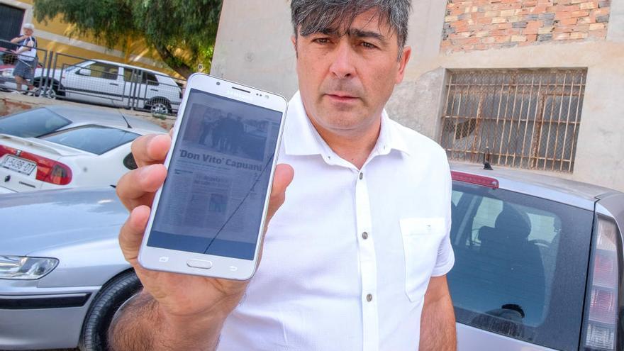 Nobile Capuani muestra su teléfono móvil.