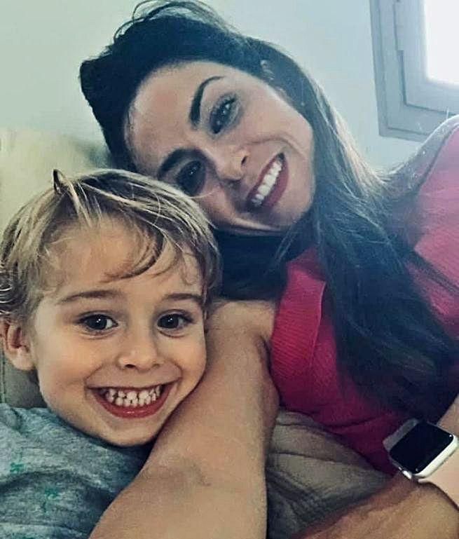 La abogada con su hijo de dos años y medo.