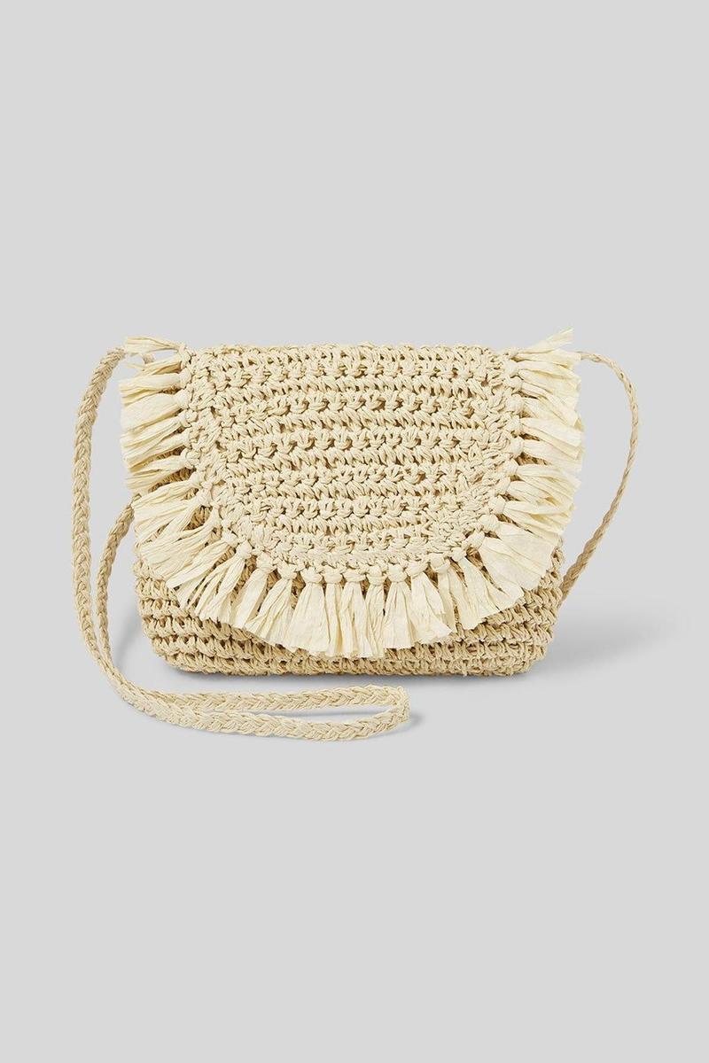 Bolso de rafia y flecos de C&amp;A (precio: 14,90 euros)