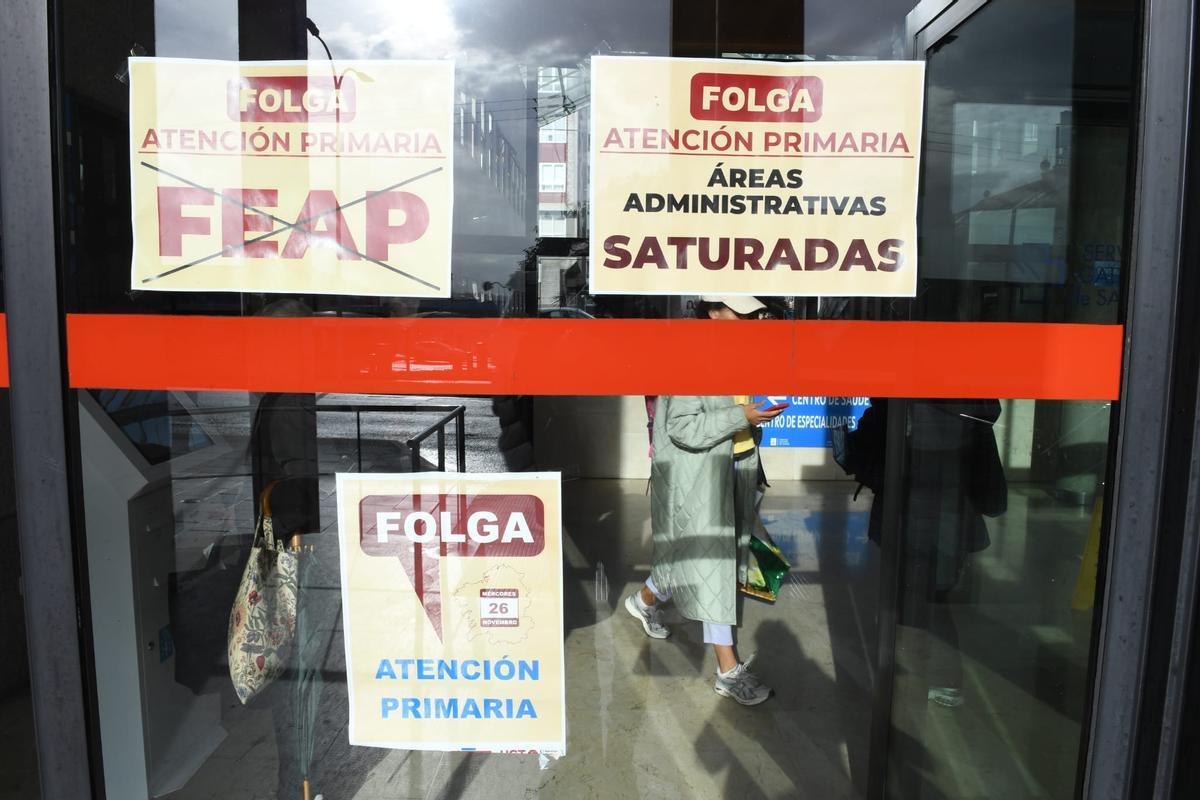 Carteles de la huelga nacional de médicos en O Ventorrillo