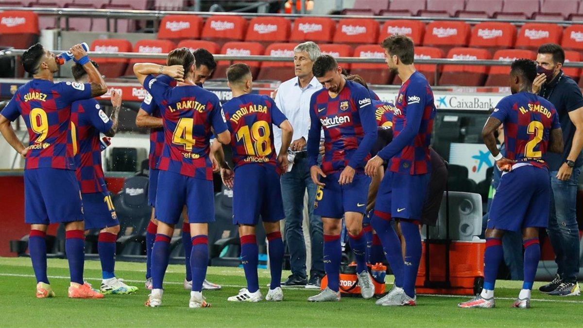 Quique Setién y sus jugadores durante el Barça-Atlético de La Liga 2019/20