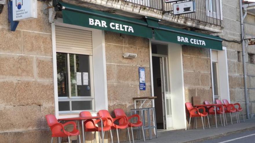El Bar Celta con la terraza vacía en la tarde de ayer. |   // FERNANDO CASANOVA
