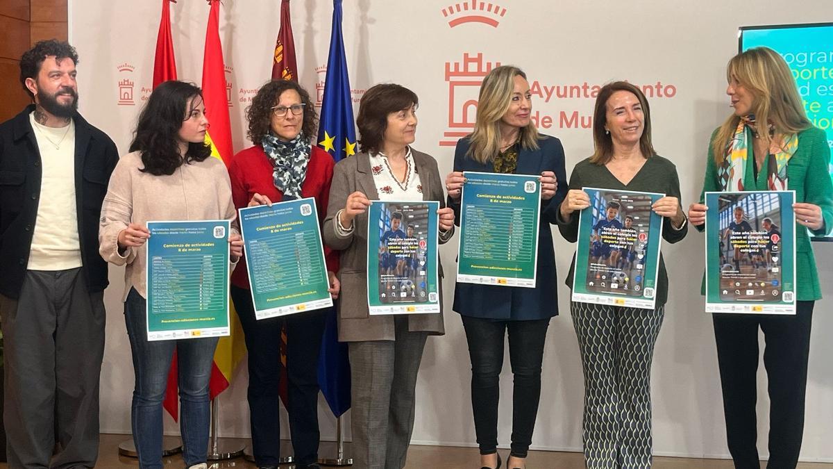 Las concejalas Pilar Torres y Belén López en la presentacón del Programa de prevención de adicciones desde el deporte para jóvenes.